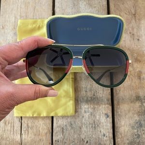 GUCCI Red & Green Aviator sunglasses. NEW with tags, dust bag & case.